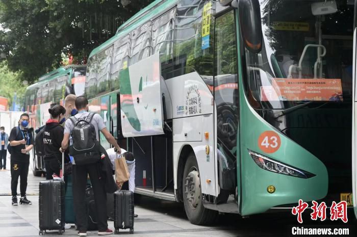 春节前在影院里不仅能感受到震撼的南极风景，也能近距离;云吸企鹅